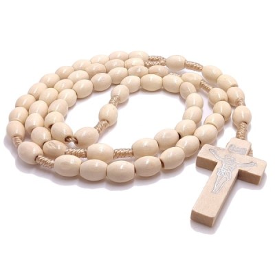 Różaniec drewniany na sznurku owal beż 046